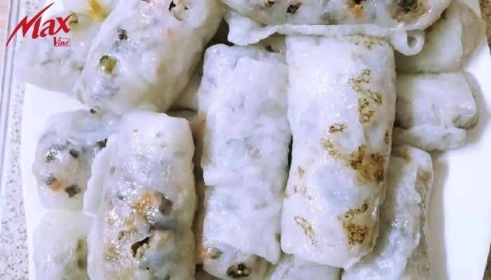 cho nhân vào bánh cuốn rồi cuộn lại